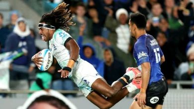 Electric Fijian sensation blasts through the Blues with a solo attempt that lasts 55 meters.